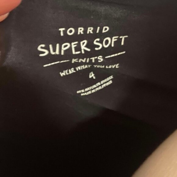 Torrid size 4 Super Soft Scoop Neck Swing Short Sleeve Tee- Black - Picture 7 of 8
